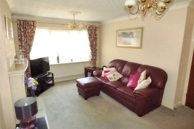 8, Hare Farm Avenue, Leeds photo 4