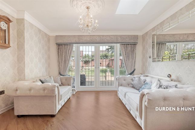 8 Nelwyn Avenue, Hornchurch photo 4