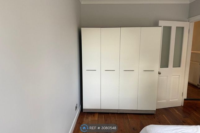 Flat, London photo 3