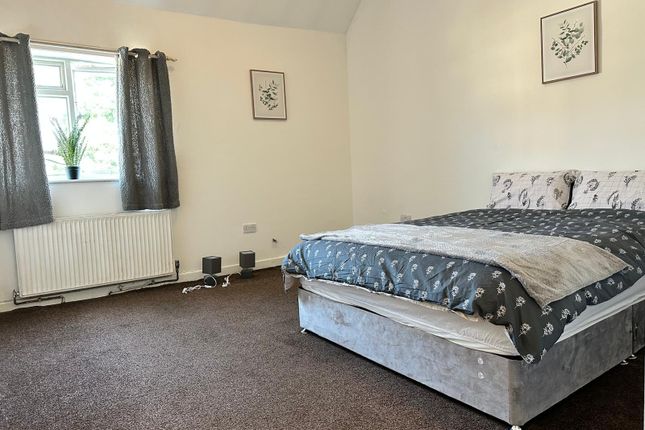Studio flat on 10, Darlaston, £823/mo