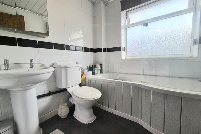 14, Kingston Close, HALIFAX photo 5