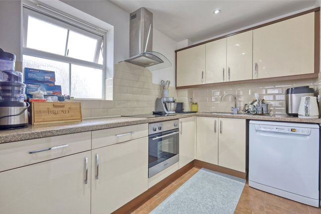 3 St. Stephens Crescent, Grays photo 3