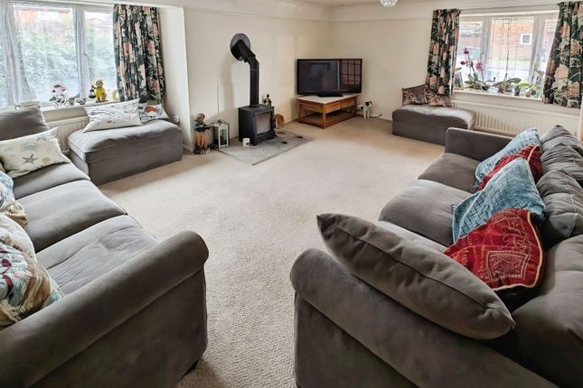 26, Ash Close, Gloucestershire photo 3