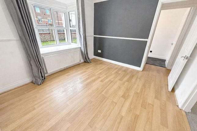 Flat 36, Runnymede Court, Stanford-Le-Hope photo 2