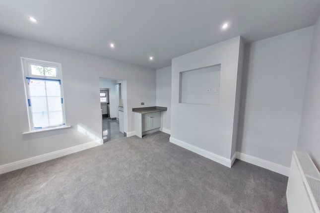 2 Mafeking Road, Wraysbury photo 4