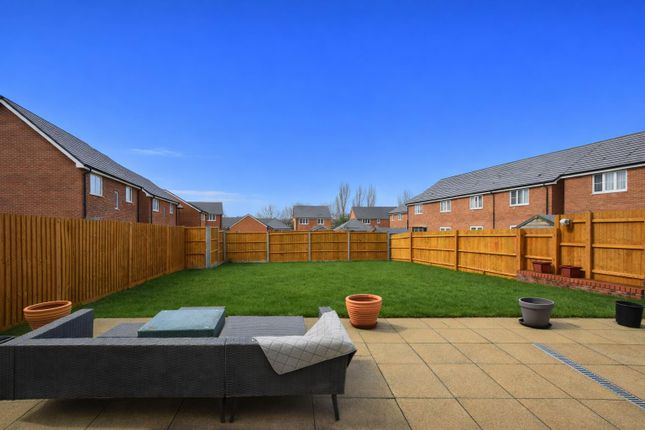 30, Woodlark Way, Wokingham photo 2