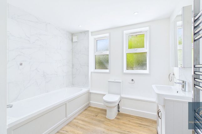 20 Parkmore Close, Woodford Green photo 4