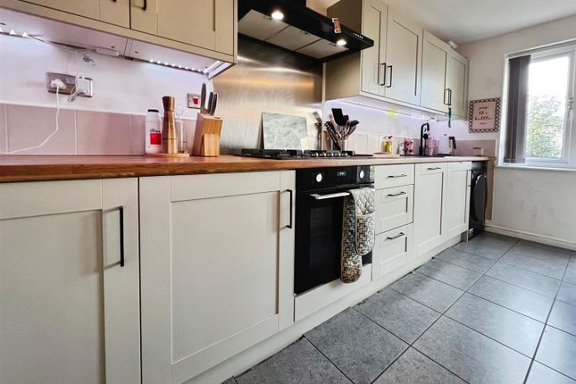 31, Loxley Close, Bradford photo 3