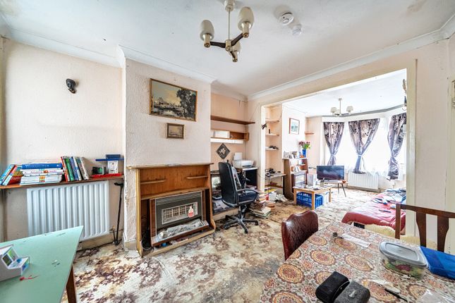 42, Tharp Road, Wallington photo 2