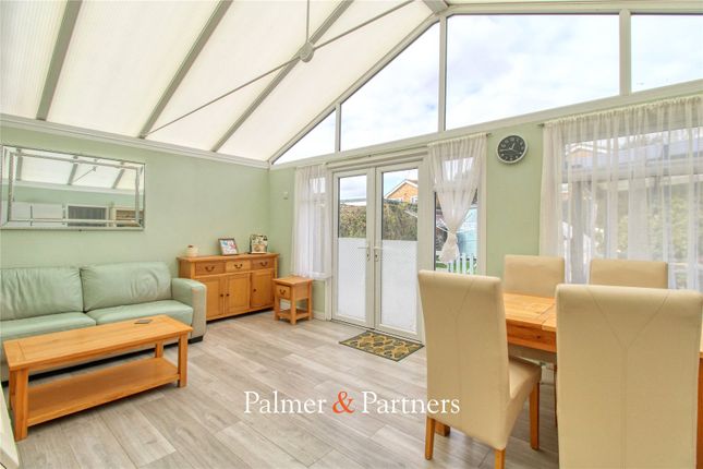 17, Poplar Grove, Essex photo 4