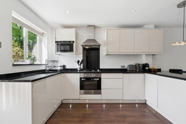 8, Daniel Close, London photo 4