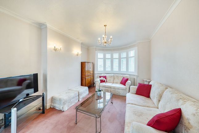 20, Holden Avenue, London photo 3