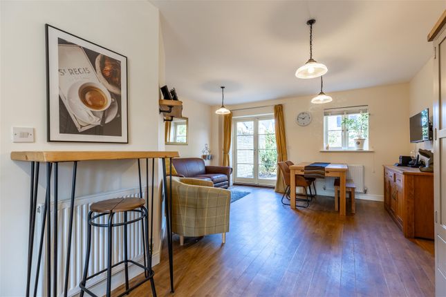 36, Moss Way, Cirencester photo 3