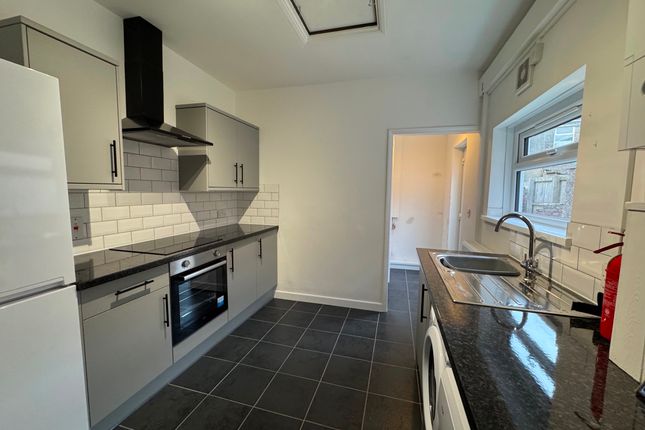 Room 1, 4 Rees Terrace, Pontypridd photo 2