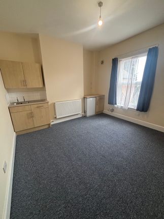 Studio flat on 4, Kingswood Road, Gillingham, £750/mo