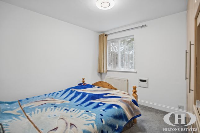 10, Sandown Close, Hounslow photo 4