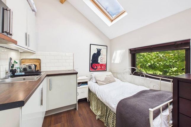 Studio 8,, Sunbury Avenue, London photo 3