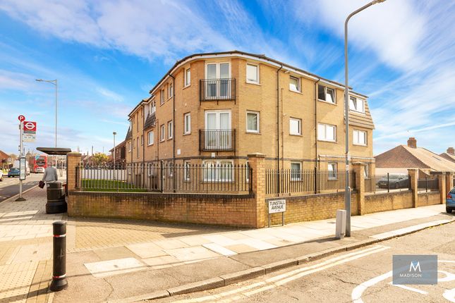 Flat to rent in New North Road, Ilford