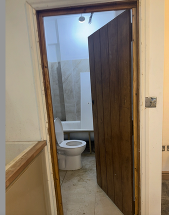 Coombe Farm, Oaks Road photo 3