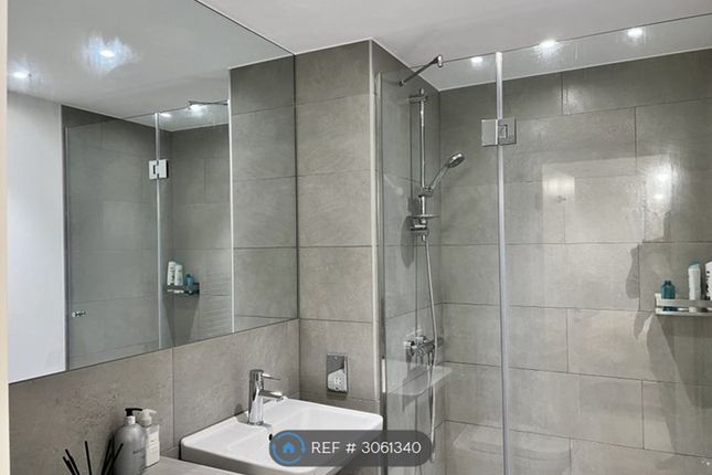 Flat, Hawthorne Crescent, London photo 5