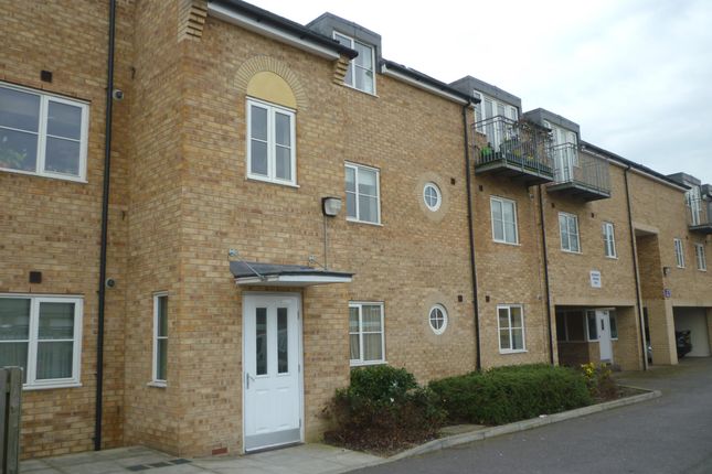 Thumbnail Flat to rent in Maidensfield, Welwyn Garden City