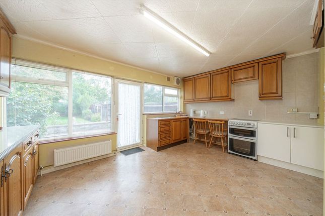 3, Longford Close, Hampton photo 3