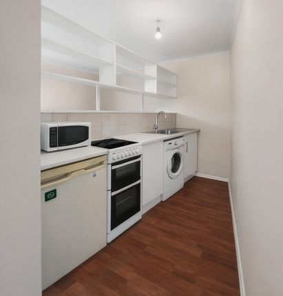 207 Sunderland Court,, Whitley Close, Surrey photo 3