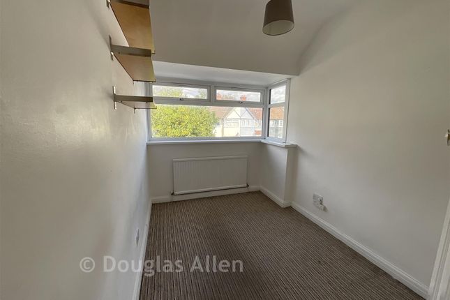 28, Oval Road North, Dagenham photo 4