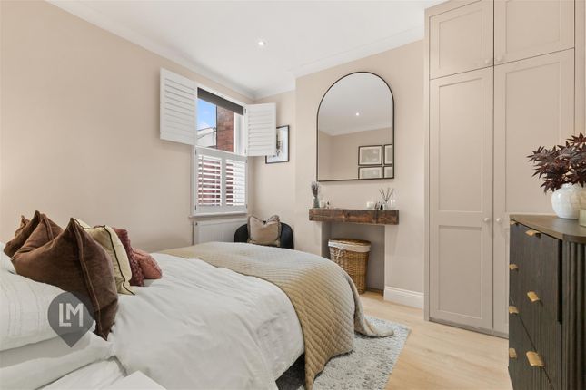 124b, Replingham Road, London photo 4