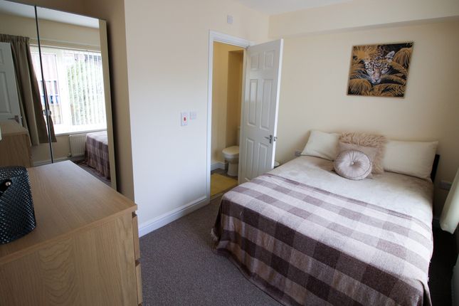 Room to rent in Coterel Crescent, Cantley
