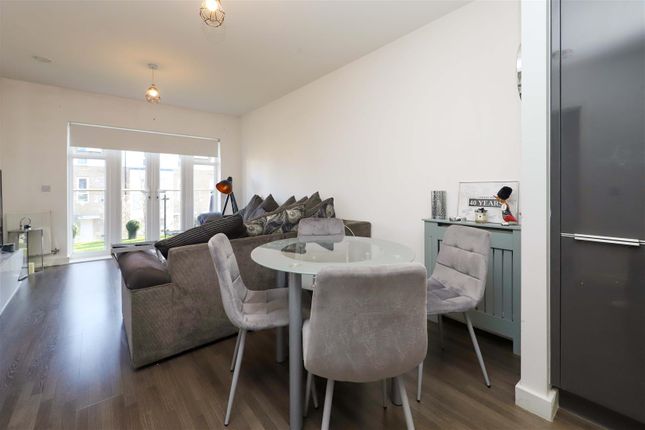 Flat 47, Clovelly Court, 3 Spring Promenade, West Drayton photo 3