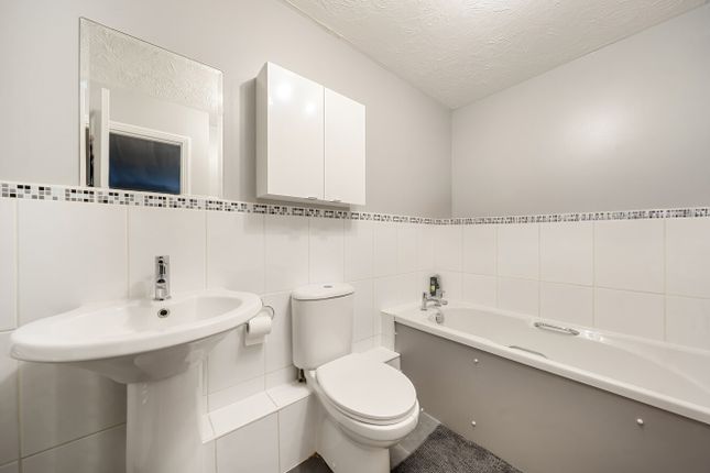 Flat 5, Petworth Court 62-64,, Portsmouth Road, Surrey photo 4