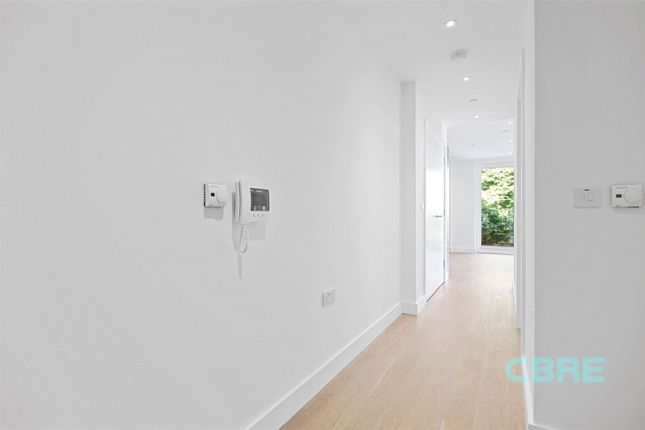 Flat to rent in Escapade Place, London