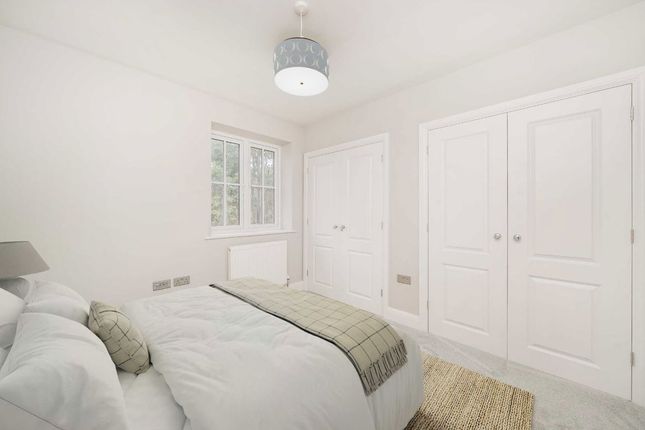 4 Denys Place, Orchard Road, Chessington photo 4