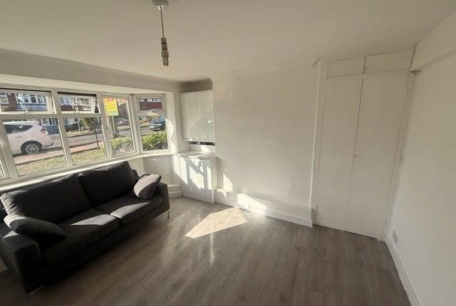46, Maylands Drive, Sidcup photo 3