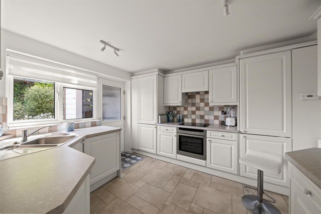 2, Hurst Croft, Guildford photo 3