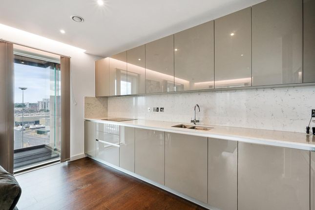 25 Montrose Building 4, Malthouse Road, London photo 4