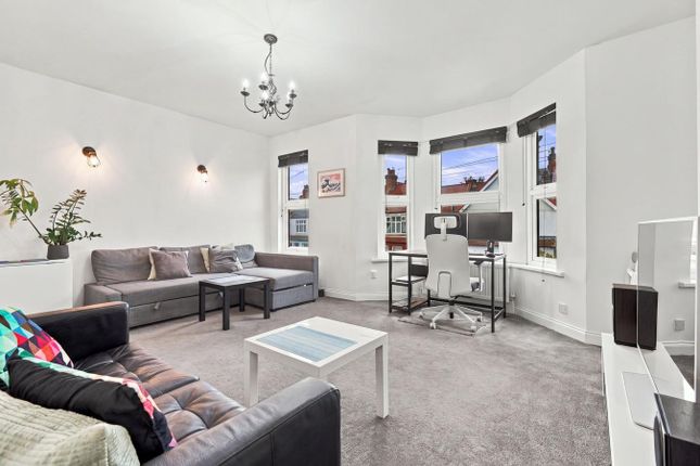Welldon Crescent, Harrow photo 3