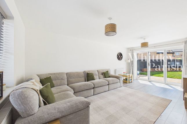 7 Honeybee Close, Great Ellingham photo 2