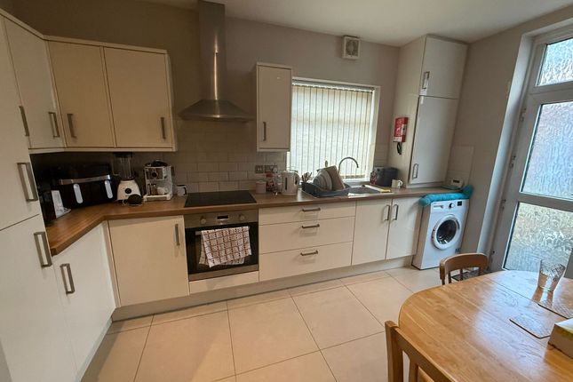 Flat B - 6 Richmond Road, Cathays, Cardiff photo 2