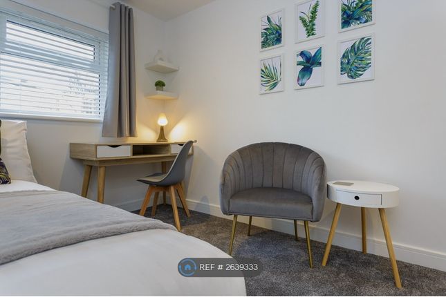 Bright Spacious Room With A Desk To Work