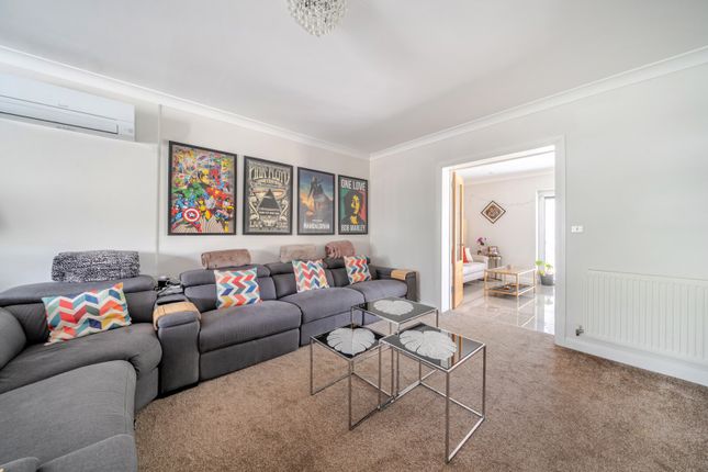 34, Pinewood Avenue, New Haw photo 4