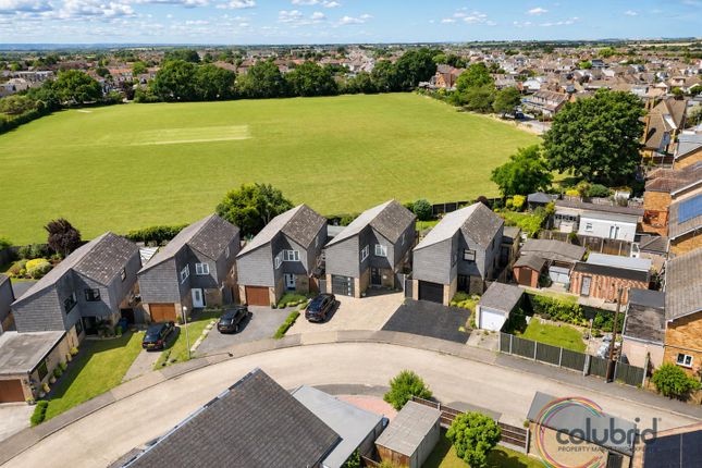2, Sheldon Close, Corringham photo 2