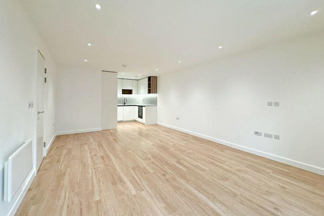 2-bed flat on Flat 39, East Drive, London, £520,000