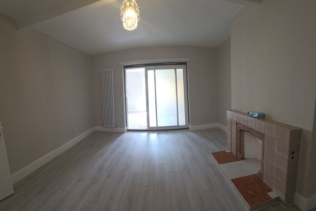 93 Costons Avenue, GREENFORD photo 4