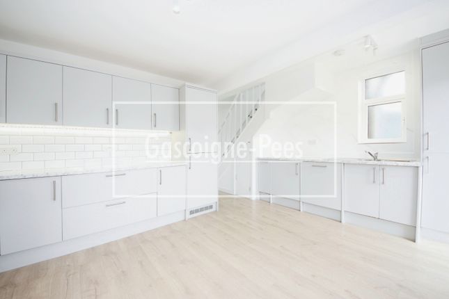 3-bed house on 64, Chessington, £2,500/mo