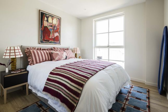 4 Masonry Place, London photo 5