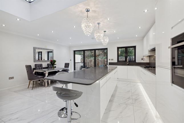 15, Frogmore Gardens, North Hayes photo 4