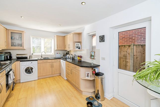 37, Hawkers Close, Southampton photo 3