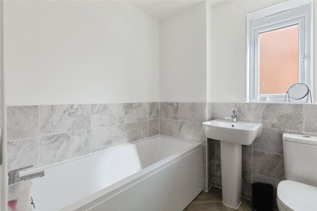 10, Meggitt Avenue, Coventry photo 4